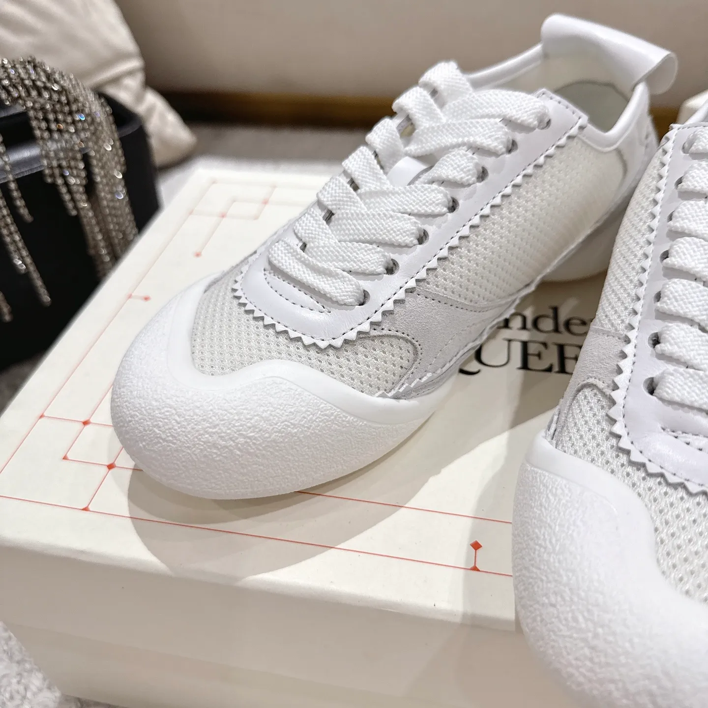 👟👟Ex-factory price 600👟👟 Men's size +10 2025 McQueen's new AIexanderMcQUEEN✅ The original quality has been certified! The original version is reproduced 1:1, and the latest lace-up casual shoes are released simultaneously. • McQueen logo • Round toe box • Lightweight segmented sole design, made of imported stretch breathable fabric + grained cowhide, soft inner lining and insole, comfortable for walking and not stuffy on the feet. Five colors: black/white·white·off-white·black/brown·yellow Fabric: grained cowhide + stretch fabric + cow suede Insole: imported sheepskin Women’s model: 35–40 (40 for women is not returnable) Men’s model: 39–45 (45 for men is not returnable)